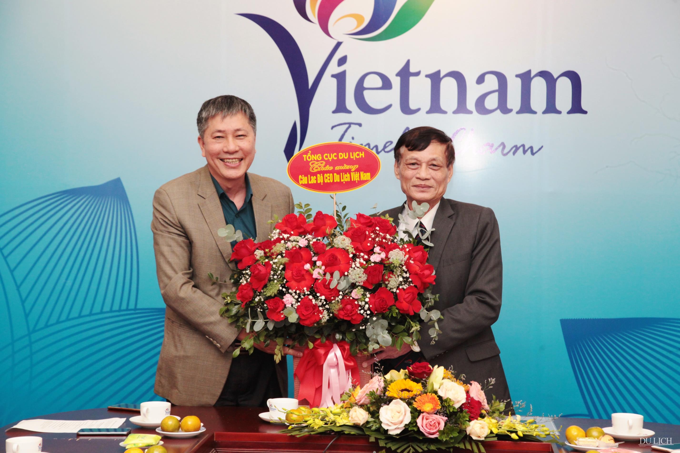 Đại diện TCDL tặng hoa cho Câu lạc bộ CEO Du lịch Việt Nam